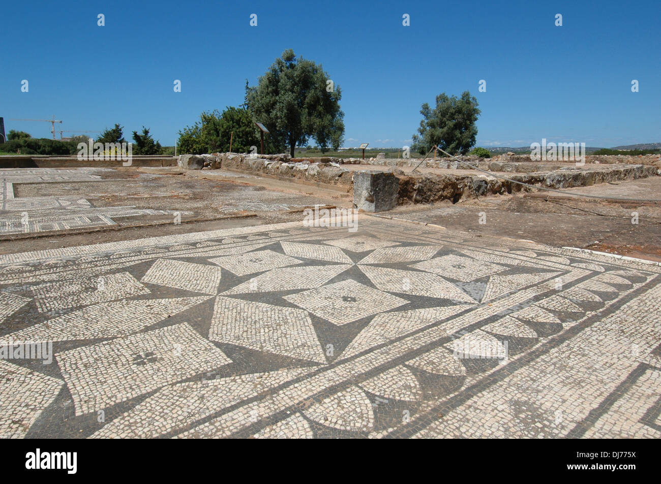 Antikes Bodenmosaik einer historischen römischen Villa an der römischen Stätte Cerro da Vila in der Nähe der Stadt Quarteira, in der Gemeinde Loule, an der Algarve, der südlichsten Region Portugals Stockfoto