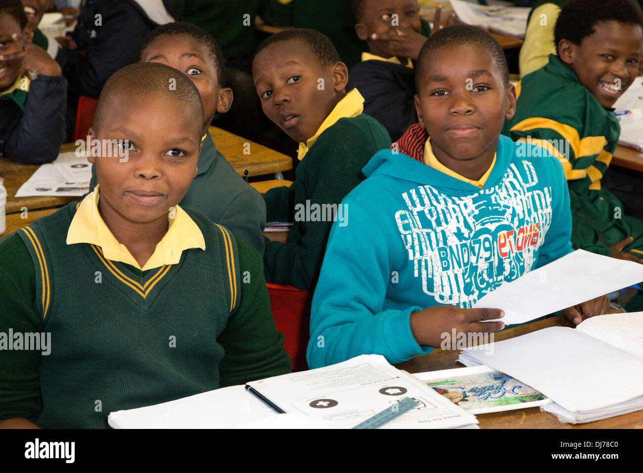 Südafrika, Cape Town, Guguletu Township. Young Boys an Intshinga Primary School, meist Xhosa ethnische Gruppe. Stockfoto