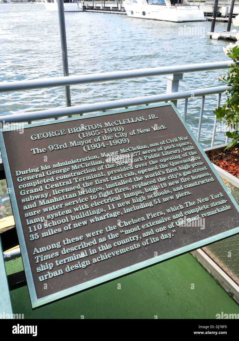 Gedenktafel zu Ehren Bürgermeister George McClellan, Chelsea Piers, Hudson River, New York, USA Chelsea Piers Sport & Entertainment-Komplex, NYC Stockfoto