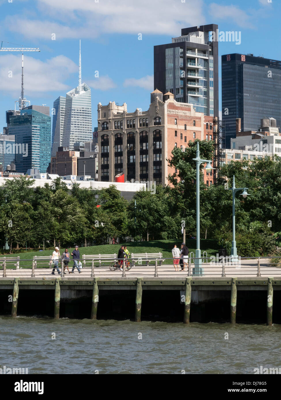 Midtown Skyline hinter den Hudson River Park und Chelsea Piers, NYC, USA Stockfoto