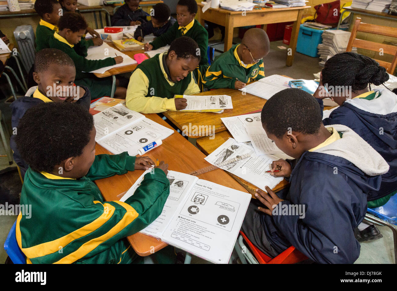 Südafrika, Cape Town, Guguletu Township. Die Jungs bei der Arbeit, in englischer Sprache. Intshinga Primary School, meist Xhosa ethnische Gruppe. Stockfoto