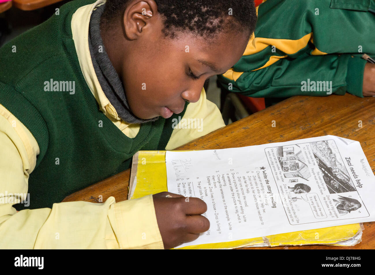 Südafrika, Cape Town, Guguletu Township. Junger Student Arbeit in Arbeitsmappe, in englischer Sprache. Intshinga-Grundschule. Stockfoto