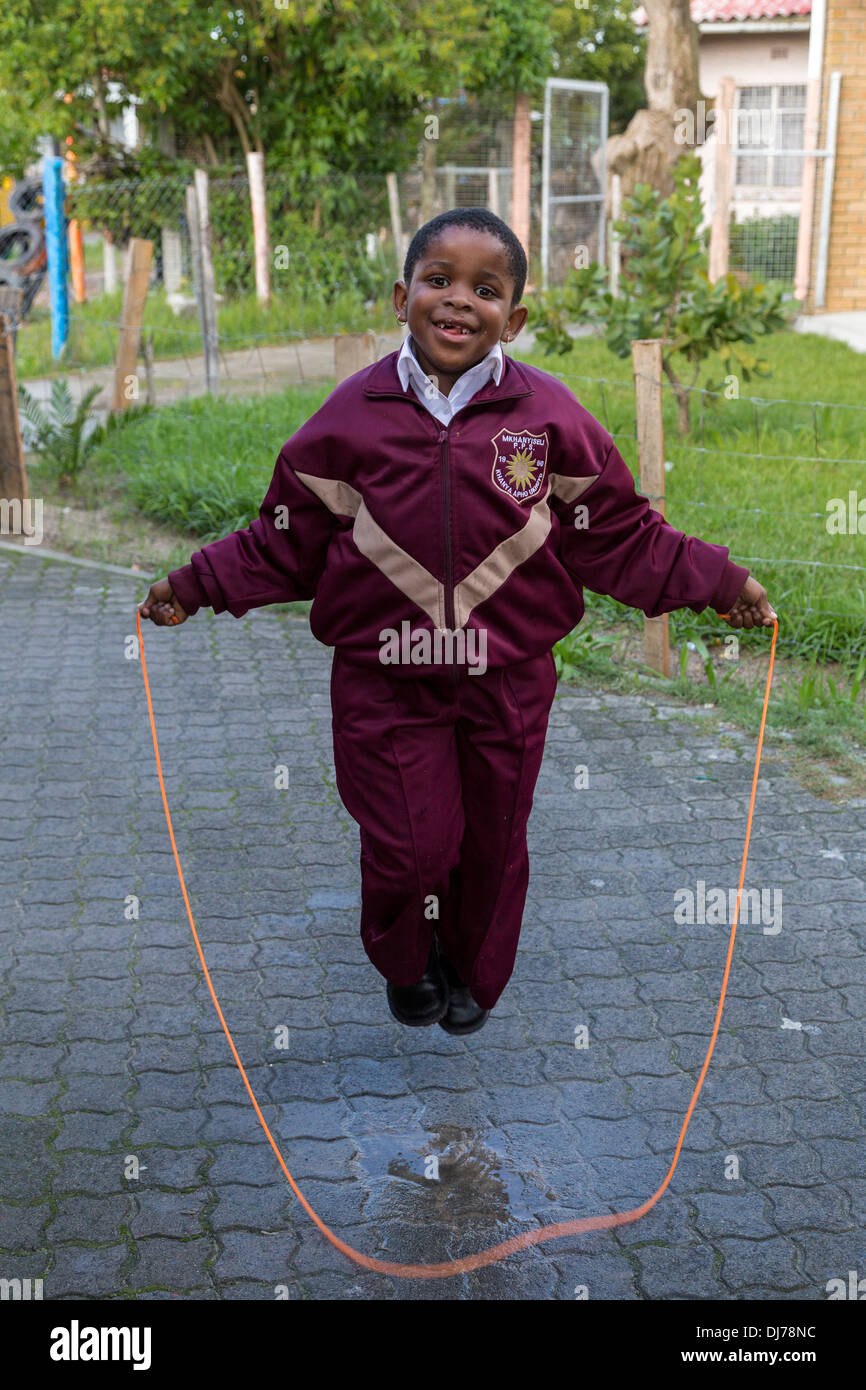 Südafrika, Cape Town. Junge, springen Seil, Mkhanyiseli Grundschule, Nyanga Township. Stockfoto