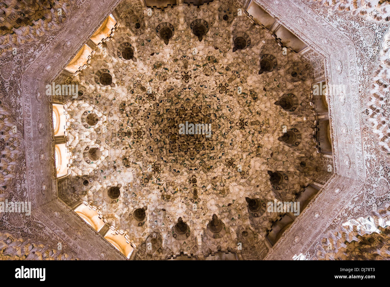 Muqarnas Kuppel der Halle der beiden Schwestern in der Alhambra. Granada, Spanien Stockfoto