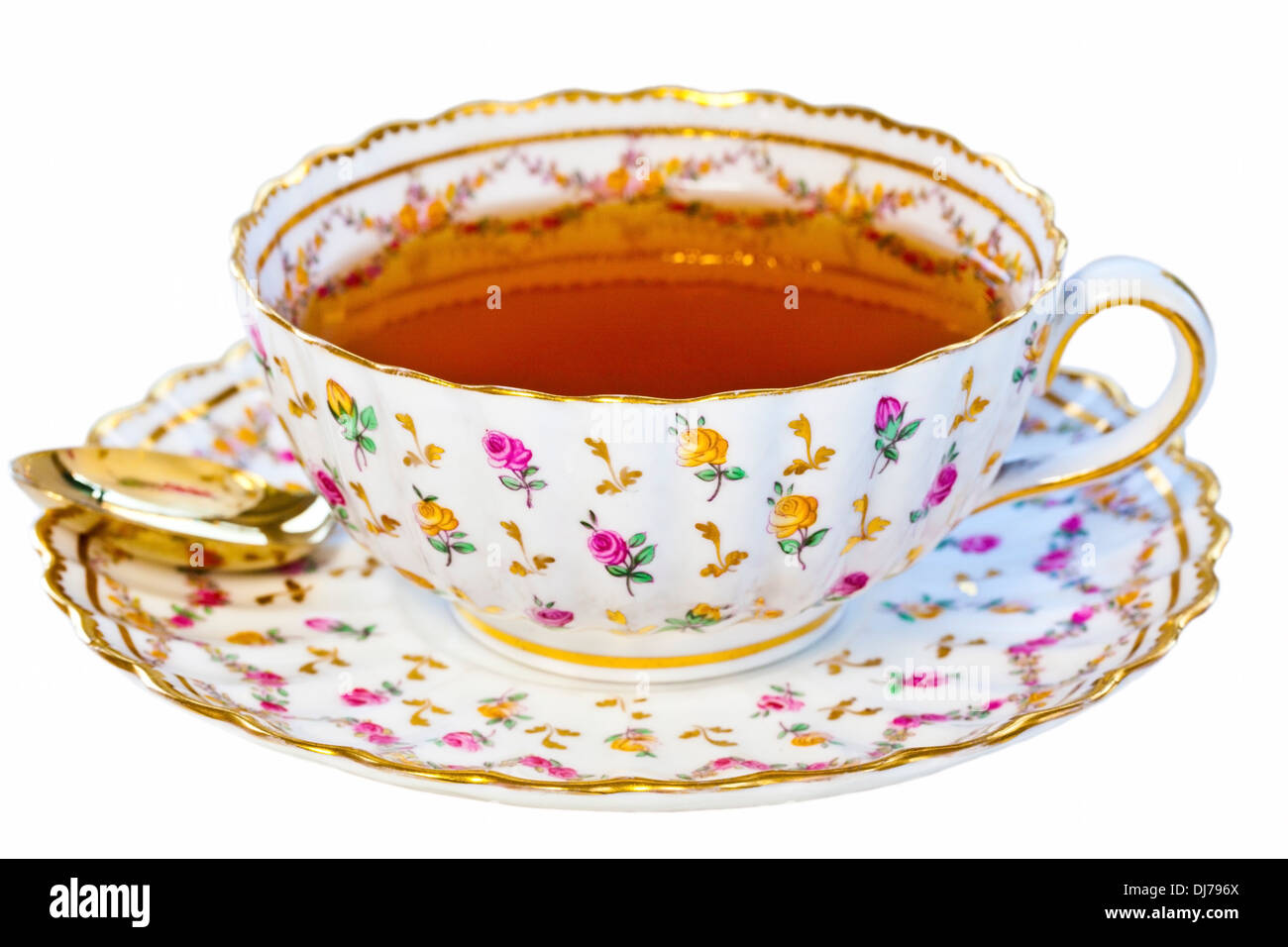 Tee in ein antikes Porzellan Tasse isoliert auf weiss. Stockfoto