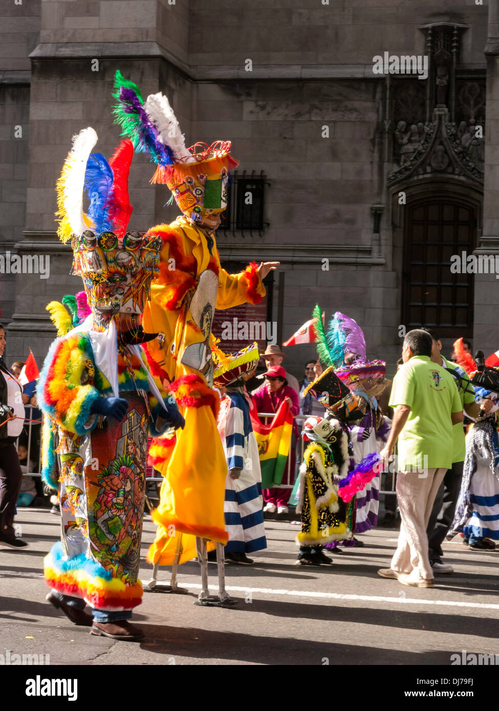 Bunt kostümierte Demonstranten, Hispanic Tagesparade, Fifth Avenue, New York, USA Stockfoto