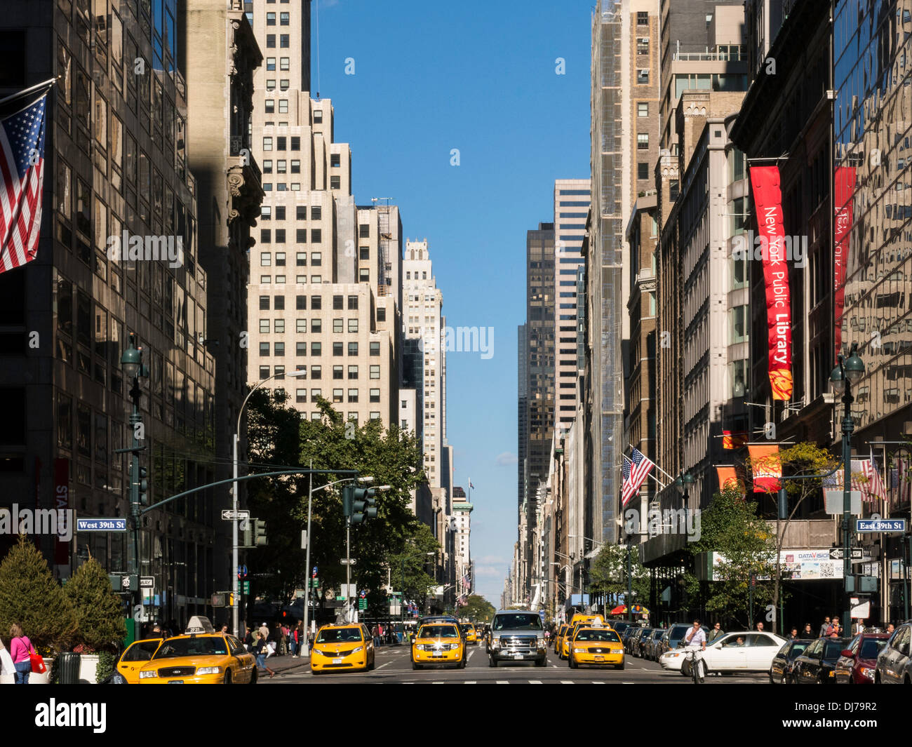 Taxis und Straßenszene, Fifth Avenue, New York Stockfoto