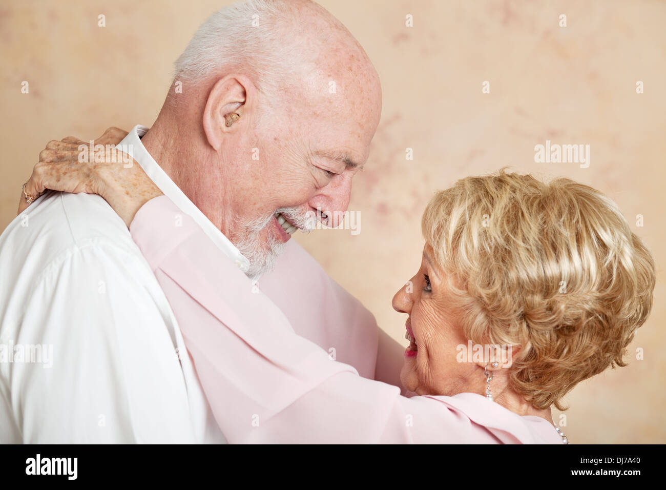 Älteres Paar in einer romantischen Umarmung, tief in die Augen schauen  Stockfotografie - Alamy