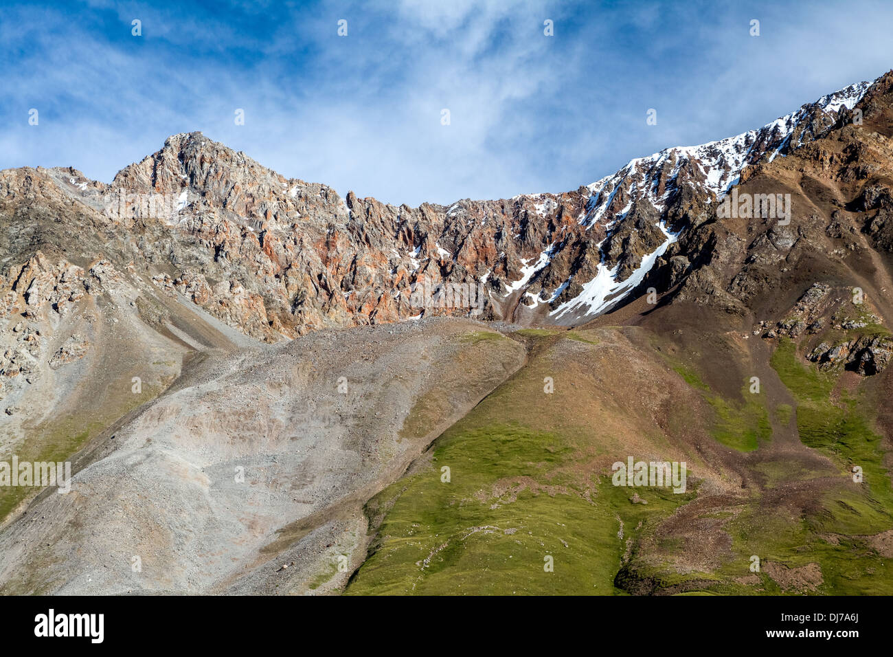 Felsen des Tien Shan Gebirges Stockfoto