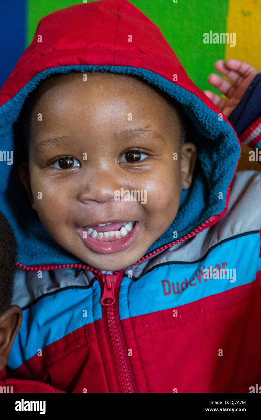 Südafrika, Cape Town. Kleiner Junge in einer Kindertagesstätte für Kleinkinder. Stockfoto