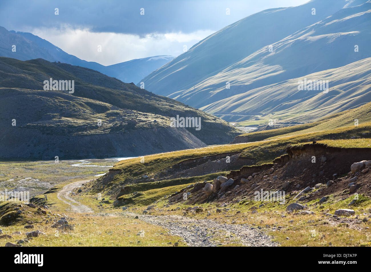 Majestätische Feldweg in Kirgisien Stockfoto