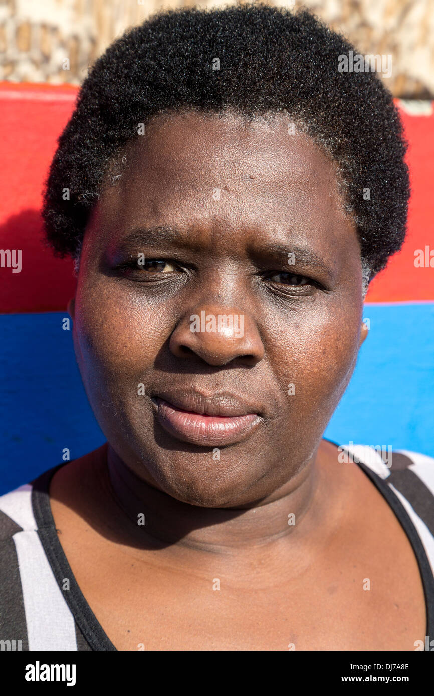 Südafrika, Cape Town. Frau der Xhosa ethnische Gruppe, Manager von einer Kinder Kindertagesstätte. Stockfoto