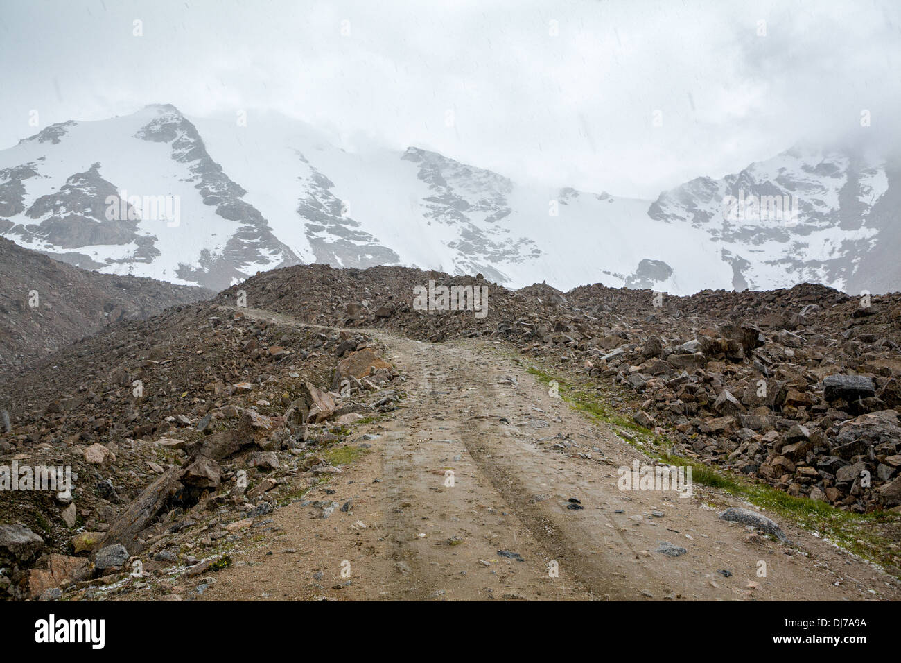 Hagel auf dem Weg zum Pass Tosor. Tien Shan Stockfoto