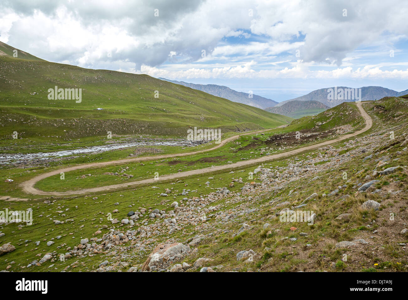 Kurvenreiche Straße in Kirgisien Stockfoto