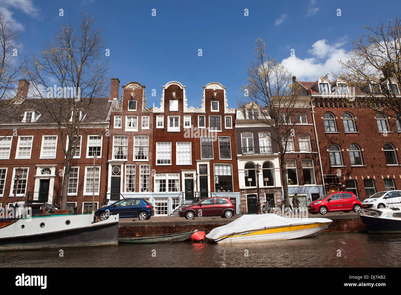 Amsterdamer Häuser entlang der Seite des Kanals Stockfoto