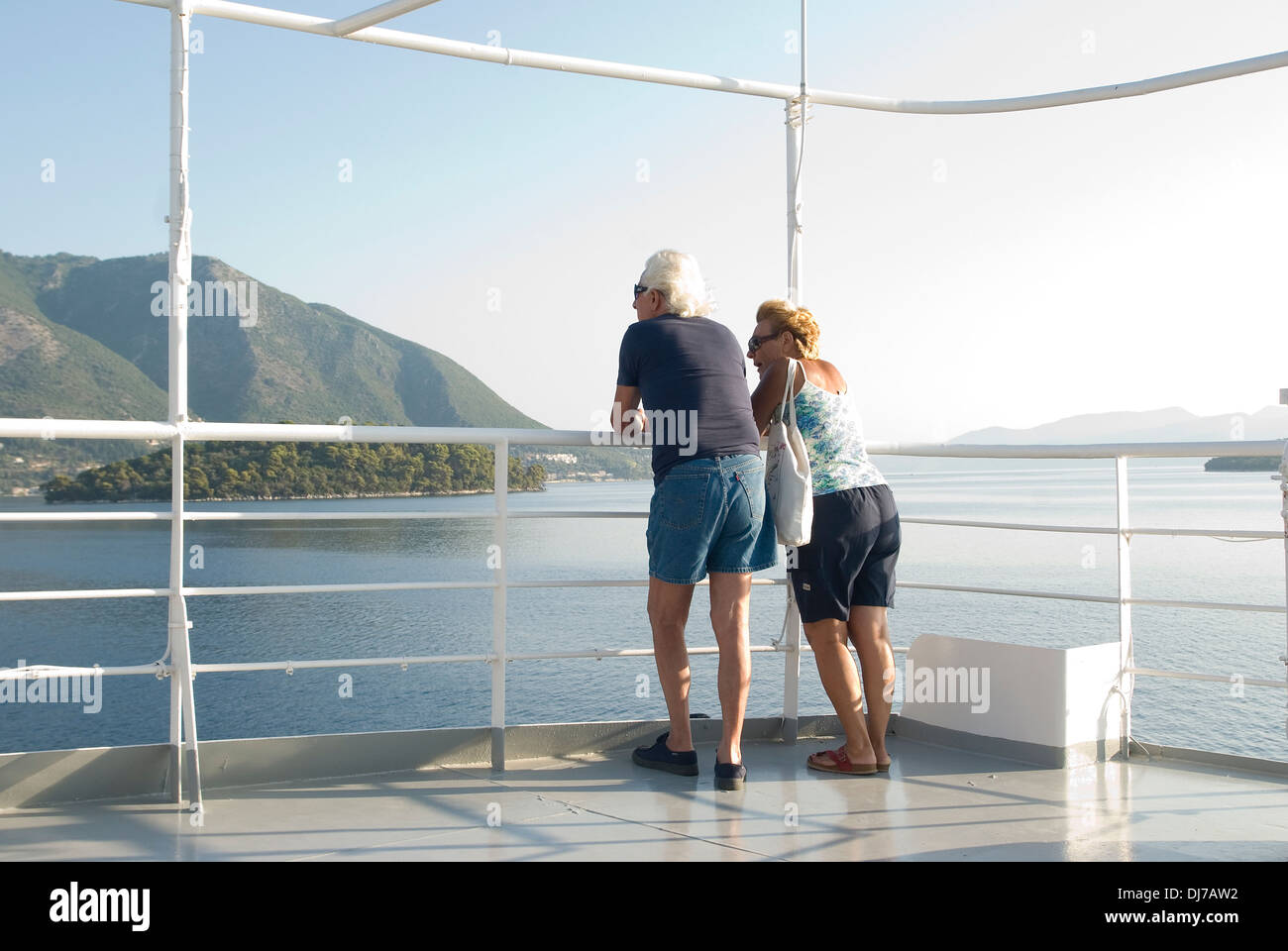 Ein Ehepaar im Ruhestand eine griechische Fähre unterwegs Stockfoto