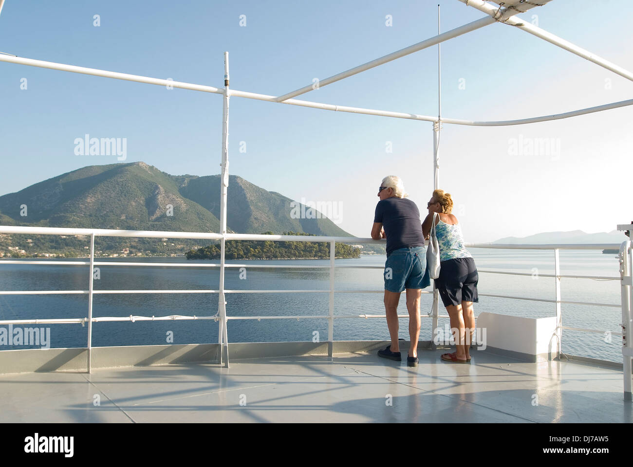 Ein Ehepaar im Ruhestand entspannend wie sie auf eine griechische Fähre Reisen Stockfoto