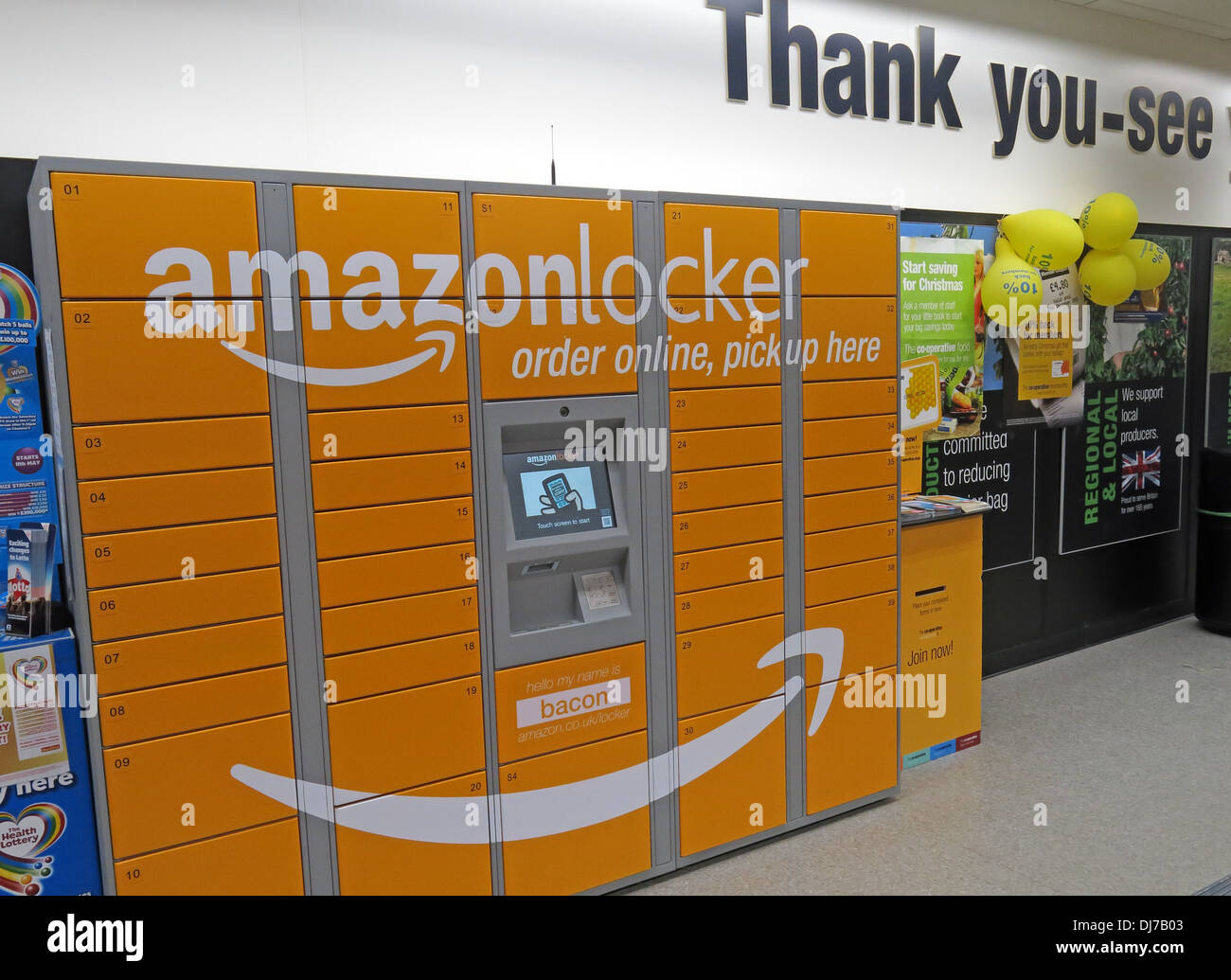 Orange AmazonLocker in einer Koop-Food Store Deutschland Stockfoto