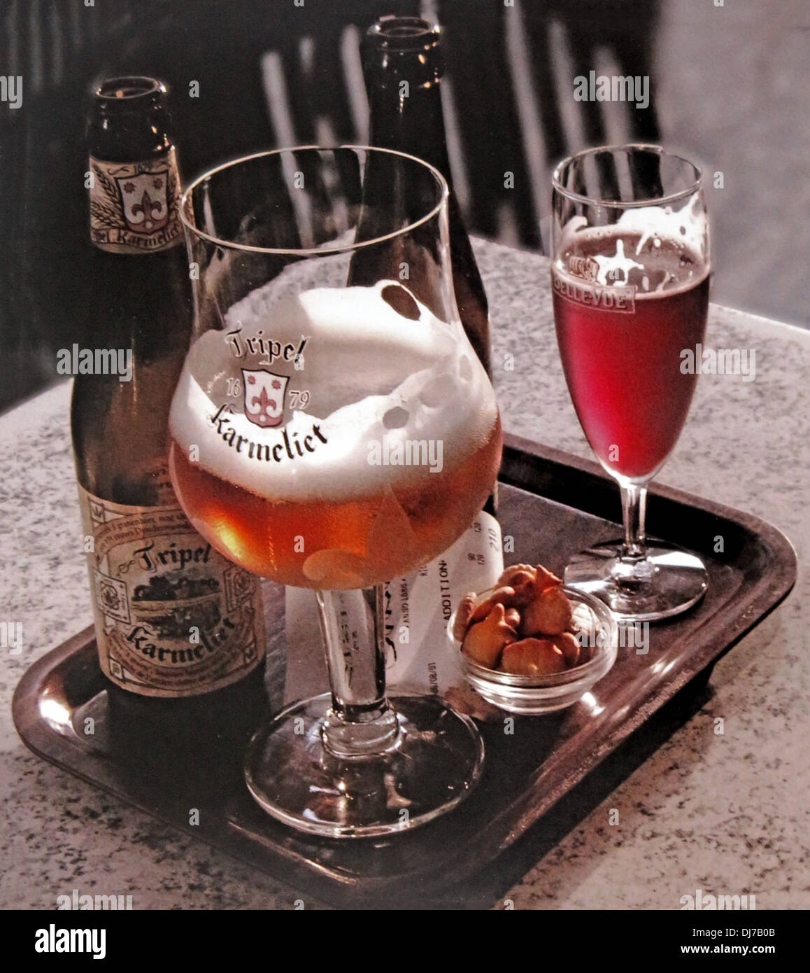 Ein Tablett mit belgischen Bieren Karmelite in Flasche und Framboise Stockfoto