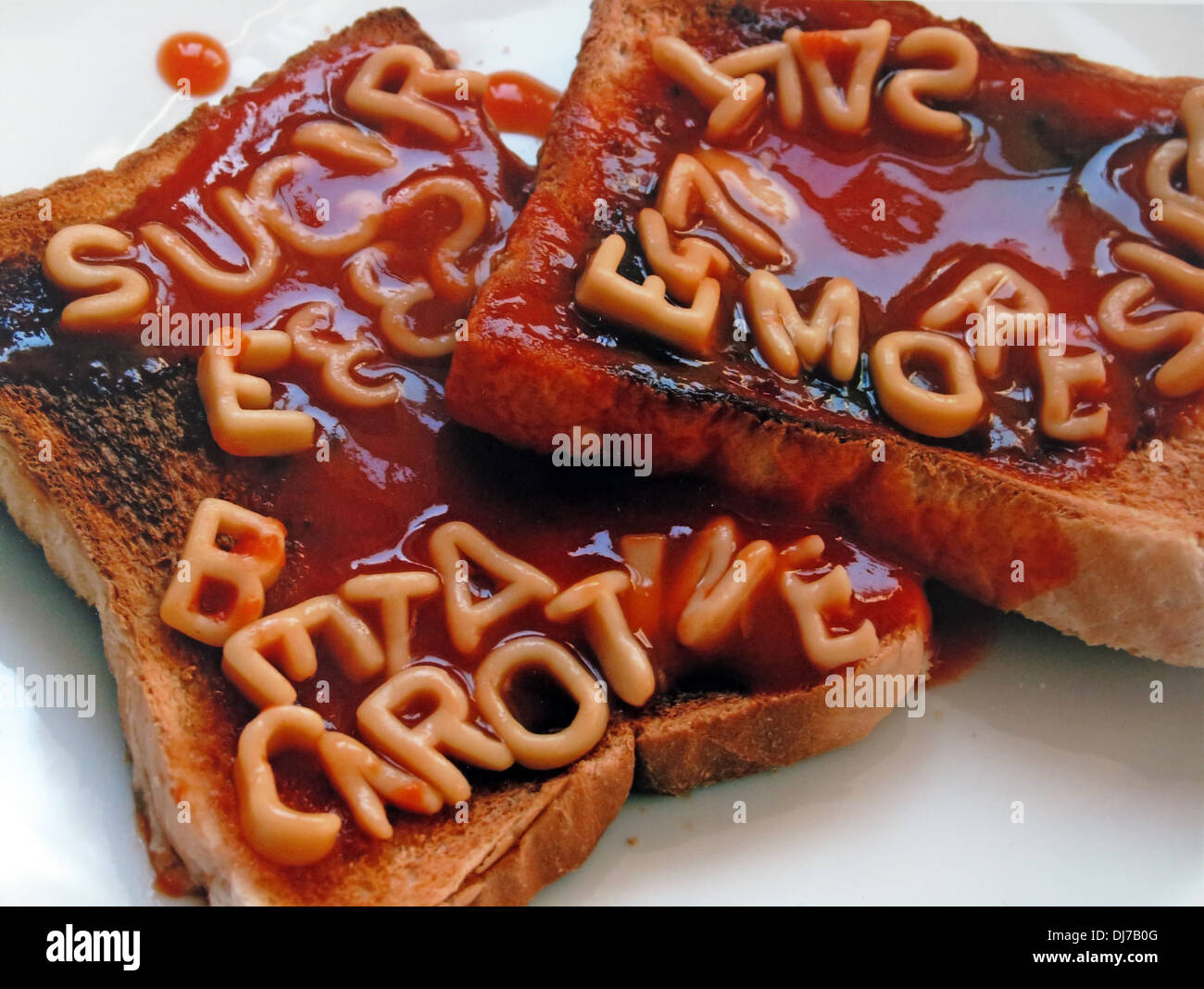 Ungesunde Zusatzstoffe in unserer Nahrung ausgeschrieben in Alphagetti Spaghetti auf toast Stockfoto