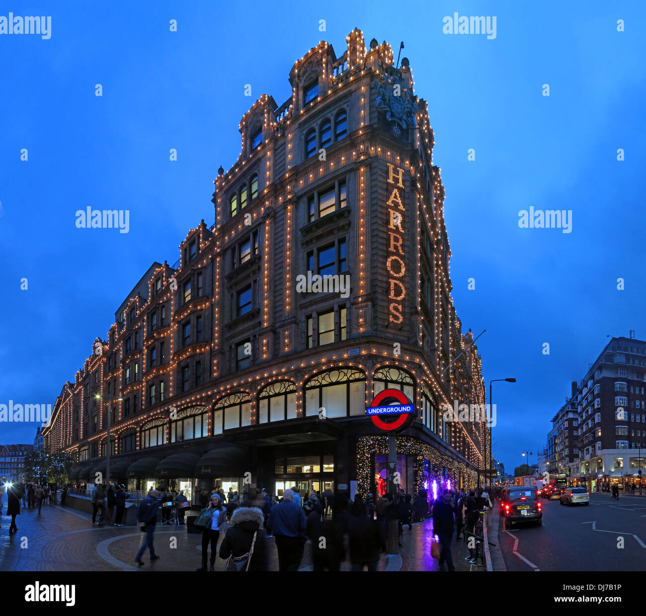 Harrods in Knightsbridge London in der Nacht, England UK Stockfoto