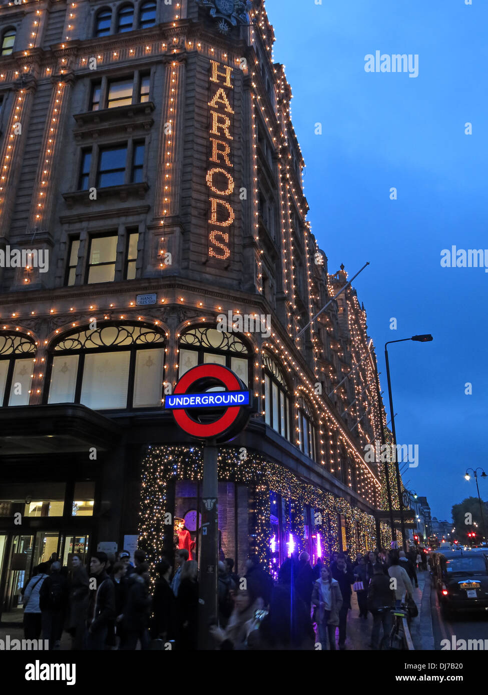 Harrods in Knightsbridge London in der Nacht, England UK Stockfoto