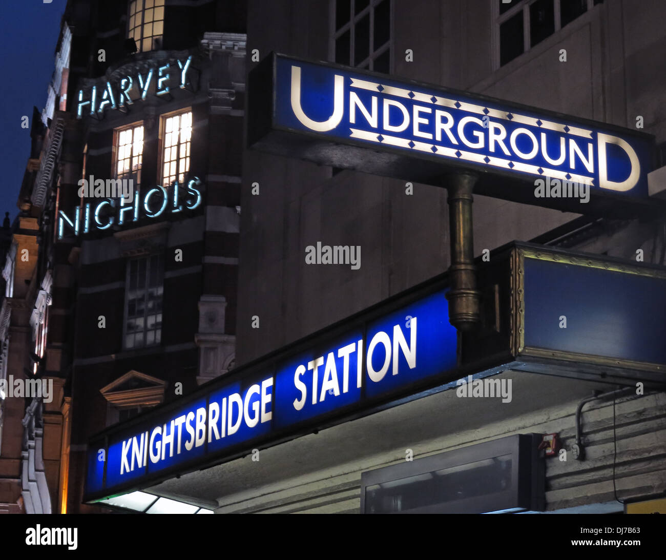 Harvey Nichols und Knightsbridge station u-Bahn London bei Dämmerung England UK Stockfoto