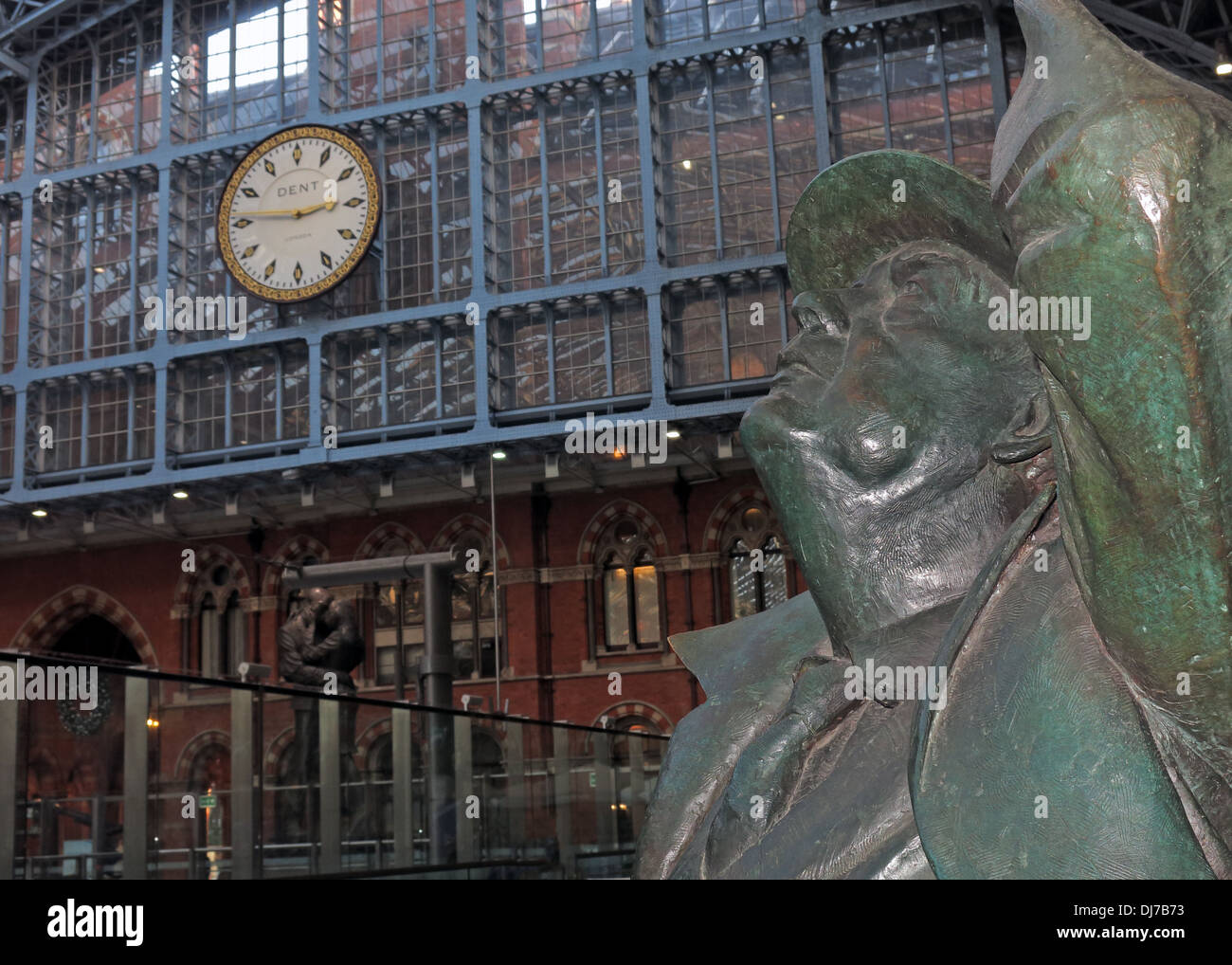 St. Pancras Station, im Inneren Camden London England Uhr und Sir John Beteman Statue, nach oben Stockfoto