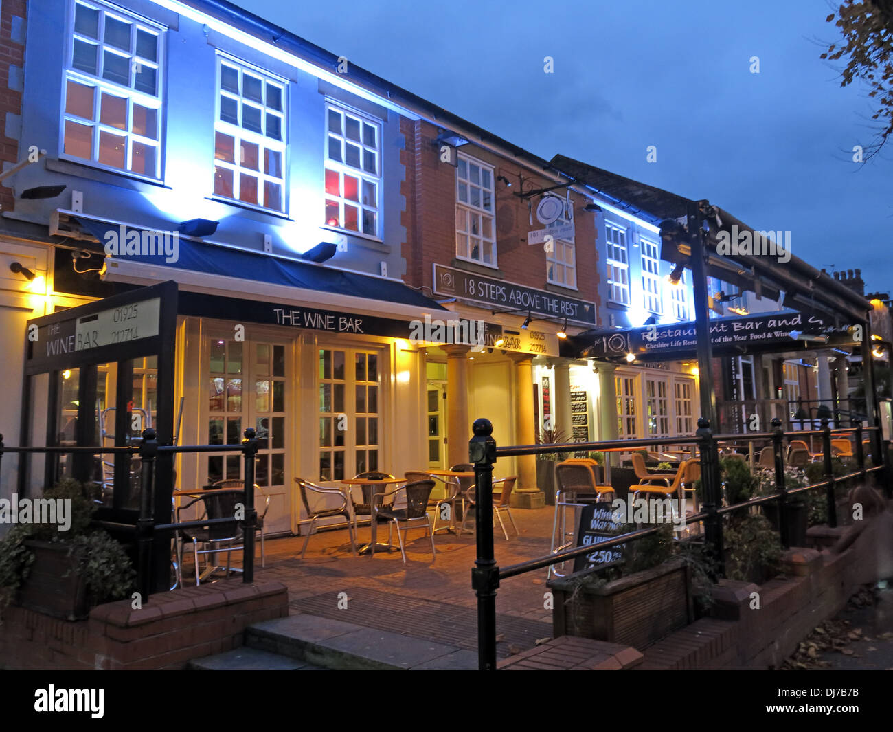 Wein-Bars Restaurants Stockton Heide Warrington in der Abenddämmerung England UK Stockfoto