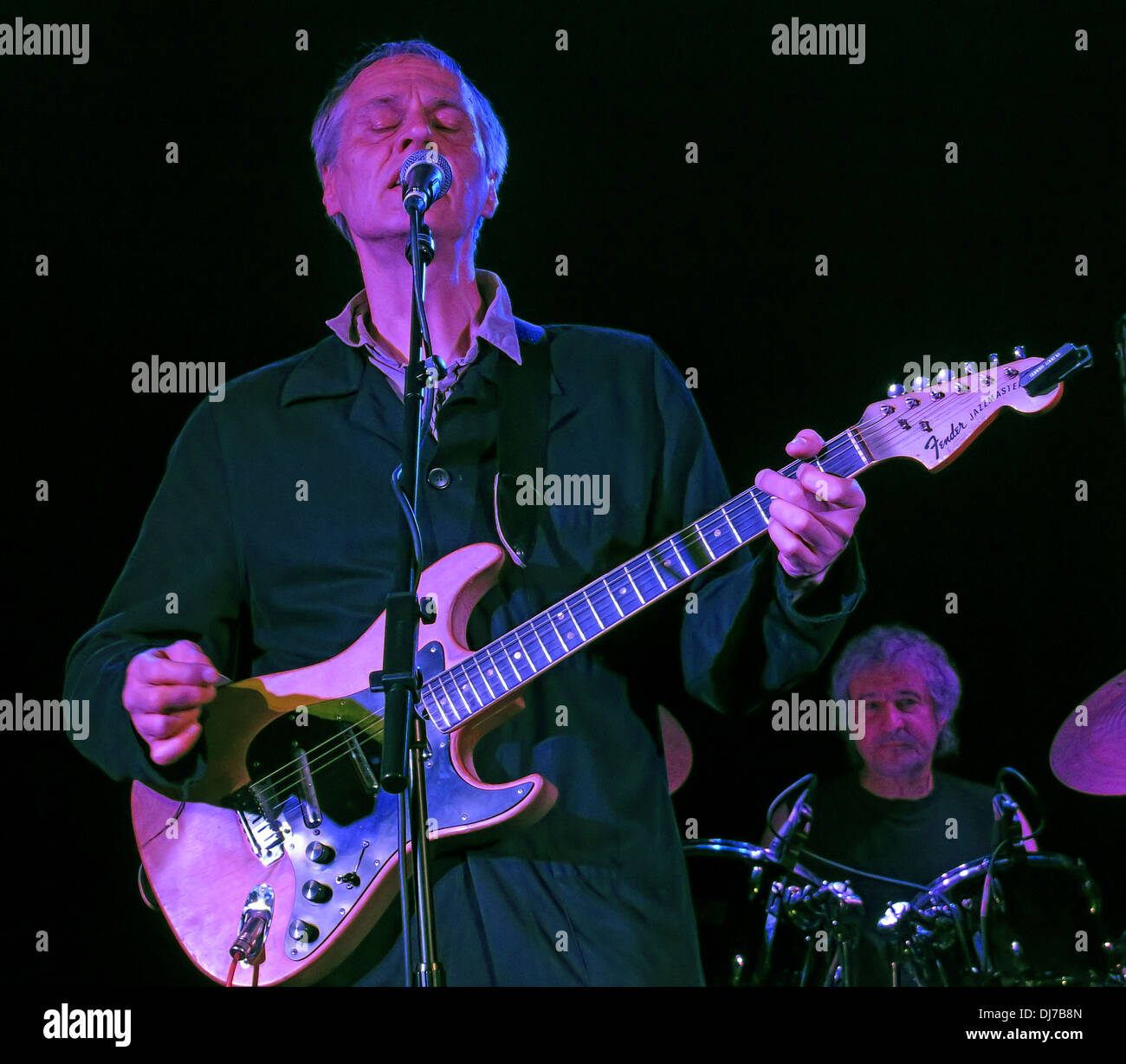 New Yorker Fernsehen, live an der Manchester Academy 17. November 2013 - Tom Verlaine mit Fender Jazzmaster Gitarren Stockfoto