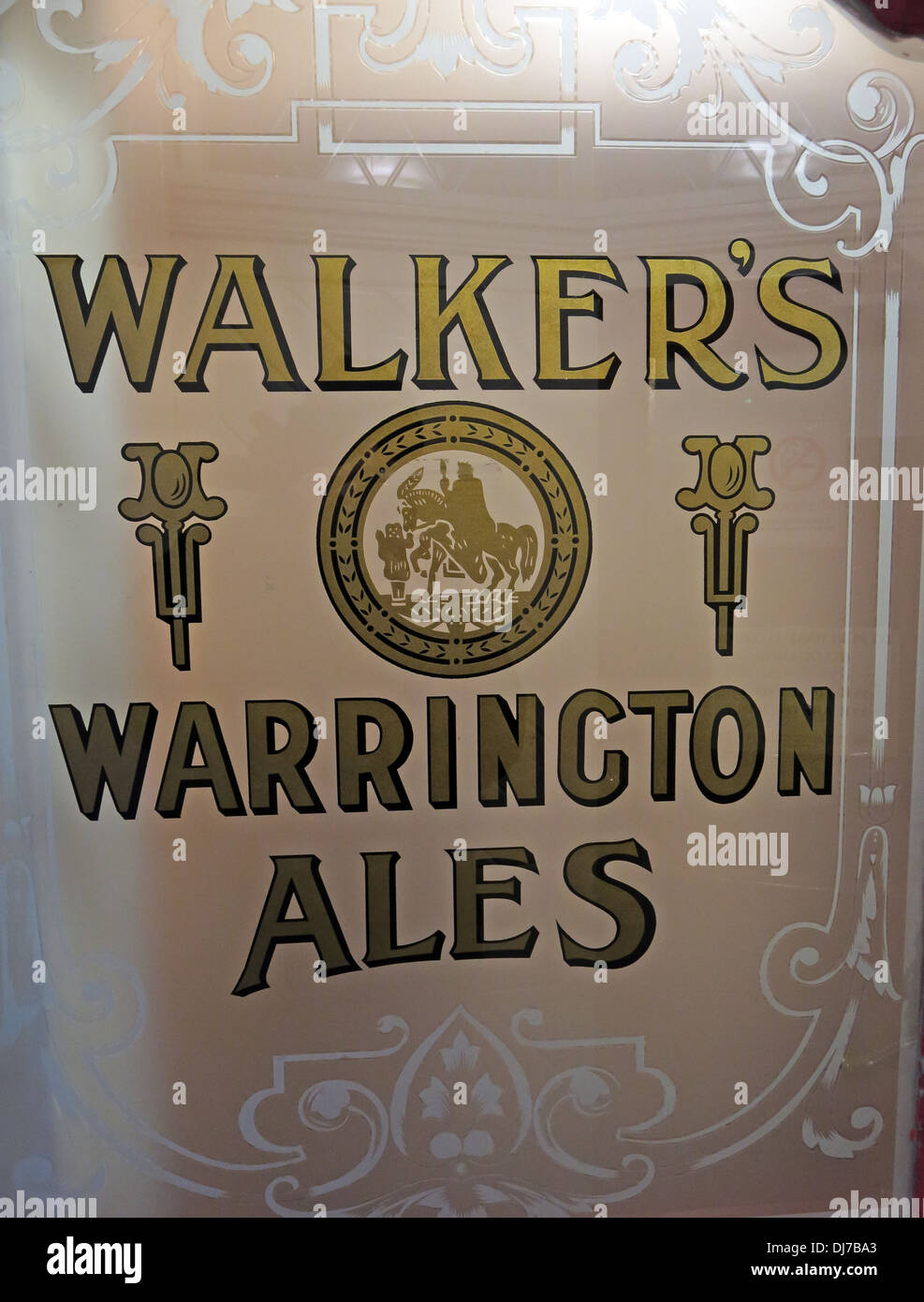 Walkers Warrington Ales gold Türschild im unteren Angel, Buttermarket St, Cheshire England Stockfoto