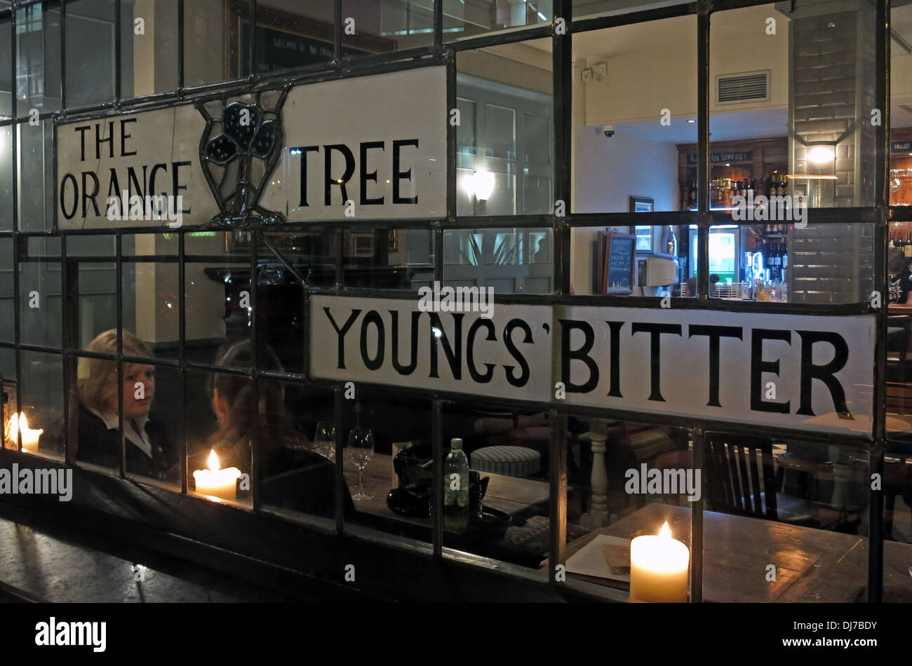 Fenster Buntglas Orange Tree Pub Richmond SW London England UK in der Nacht Stockfoto