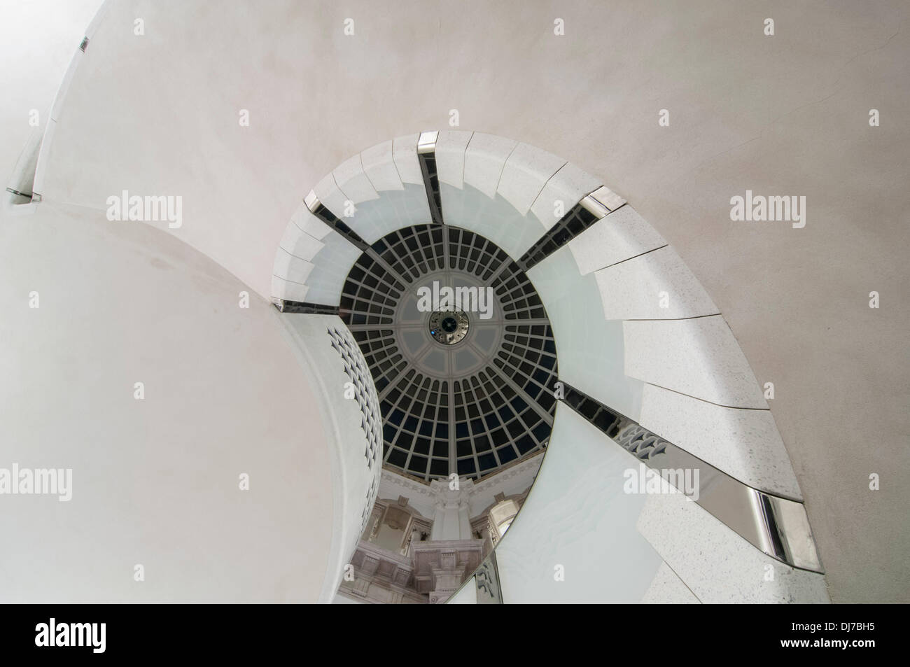 Tate Britain, Millbank, London, UK, 23. November 2013. Neu eröffnete die Wendeltreppe unterhalb der Galerie Rotunde. Bildnachweis: Stephen Chung/Alamy Live-Nachrichten Stockfoto