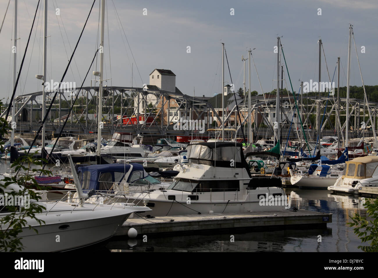 Sturgeon Bay Marina und alte Koop-Korn-Gebäude Stockfoto