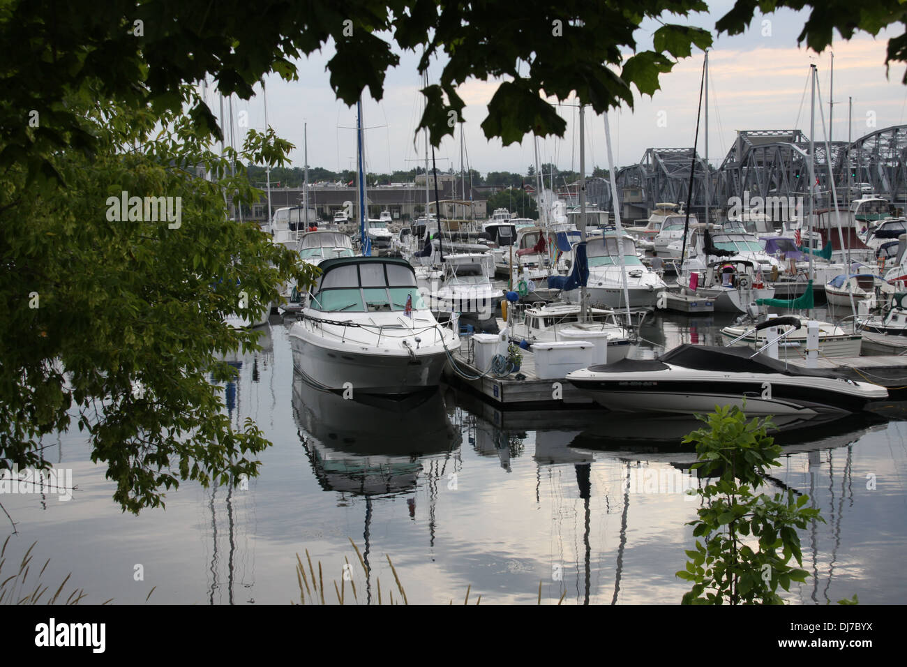 Boote im Yachthafen in Sturgeon Bay, WI Stockfoto