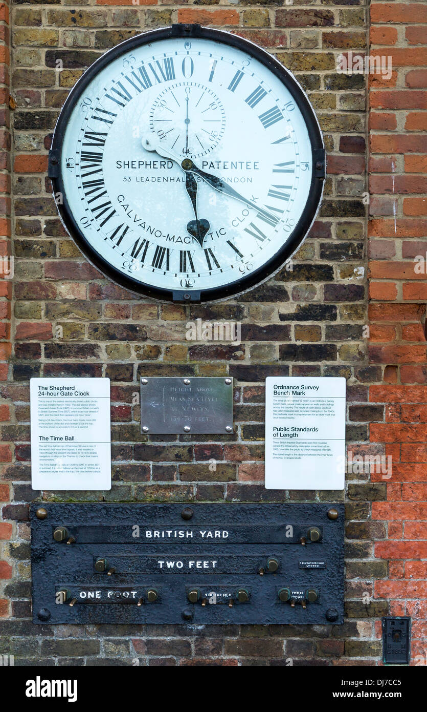 Hirte patent 24-Stunden elektrische Uhr Greenwich Observatory, Ordnance Survey Benchmark und britischen öffentlichen Standardlängen Stockfoto