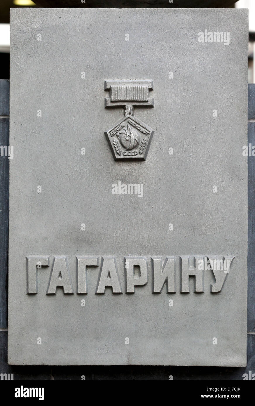 Der Name geschnitzt in kyrillischer Schrift auf dem Sockel einer Statue des russischen Kosmonauten Gagarin Stockfoto