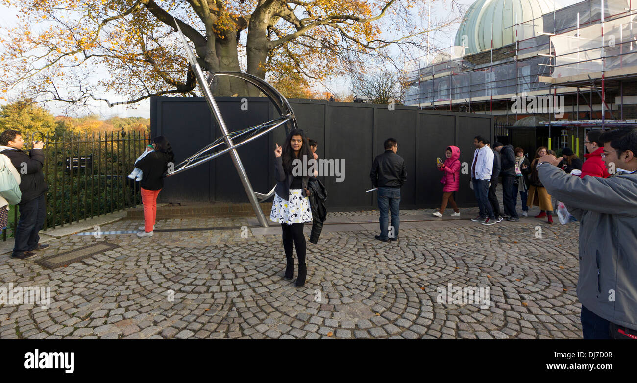 Touristen fotografieren einander auf dem Nullmeridian in Greenwich, den Ursprung der Längengrad (null Grad) der Welt Stockfoto
