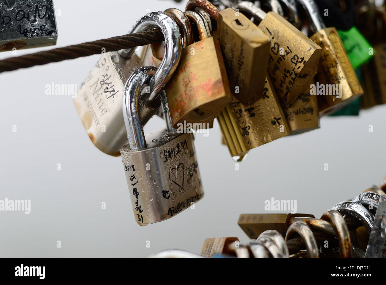Sperren auf Geländer Stockfoto