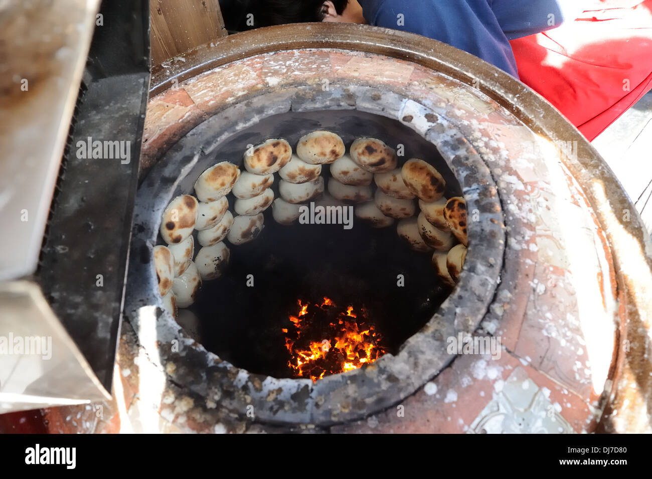 Traditionelles Chinesisch, in Feuer Topf gebackenes Brot Stockfoto