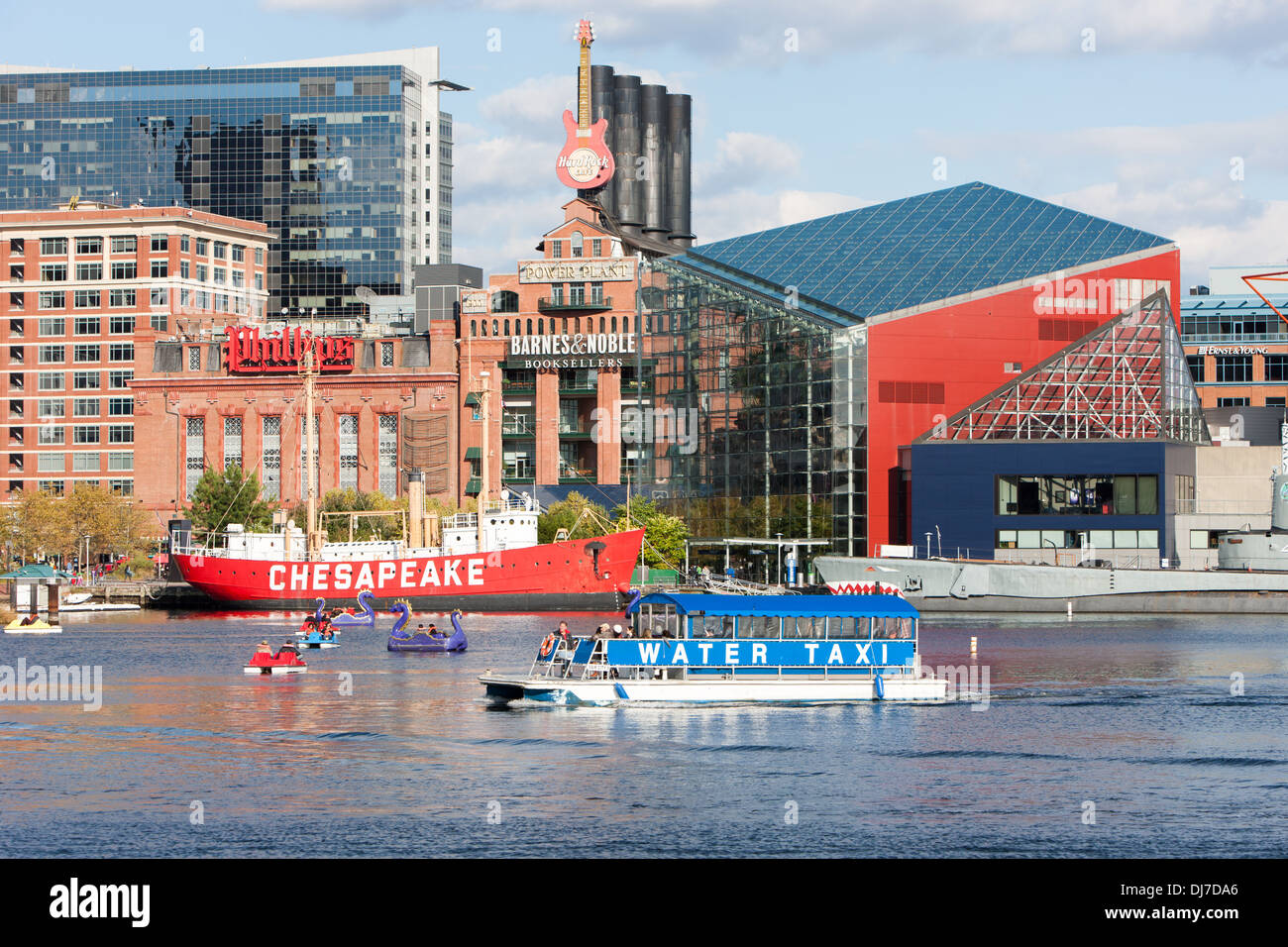 Touristen genießen Paddelboote, wie ein Wasser-Taxi nähert sich der Harborplace Landung im Inneren Hafen von Baltimore, Maryland. Stockfoto
