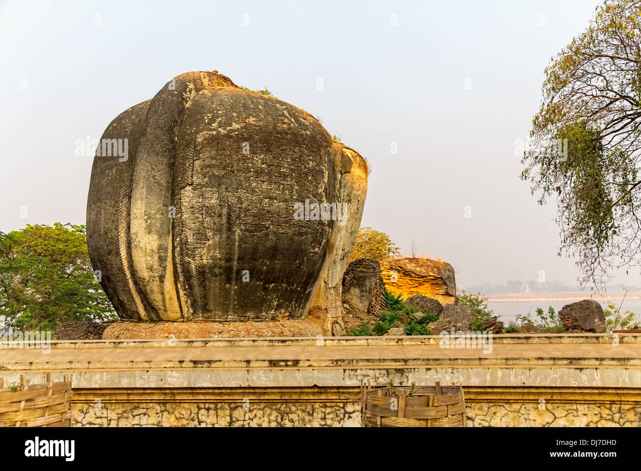 Mingun in der Nähe von Mandalay ist Touristenattraktion - Elefant Skulptur nie abgeschlossen Pagode Stockfoto