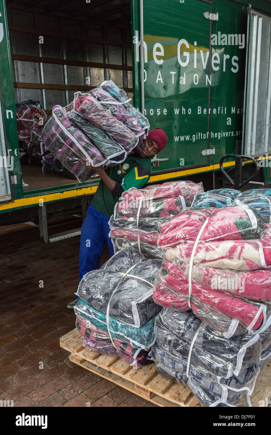 Südafrika, Cape Town. Für die Bedürftigen für die Zwischenlagerung bei Gabe der Geber Lager entladen eine Spende von decken. Stockfoto