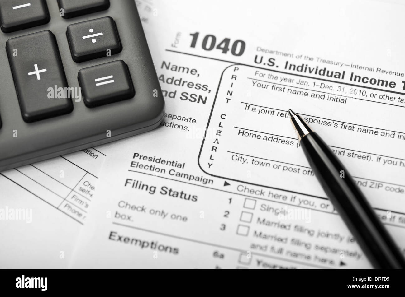 Ein Steuerformular, Stift und Taschenrechner. Stockfoto
