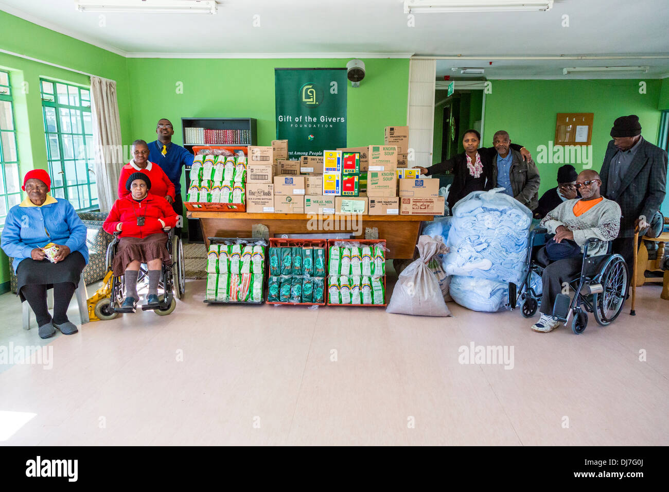 Südafrika, Cape Town. Charity-Lebensmittel-Spende der Ekuphumleni Alter und gebrechlicher Pflegezentrum. Stockfoto