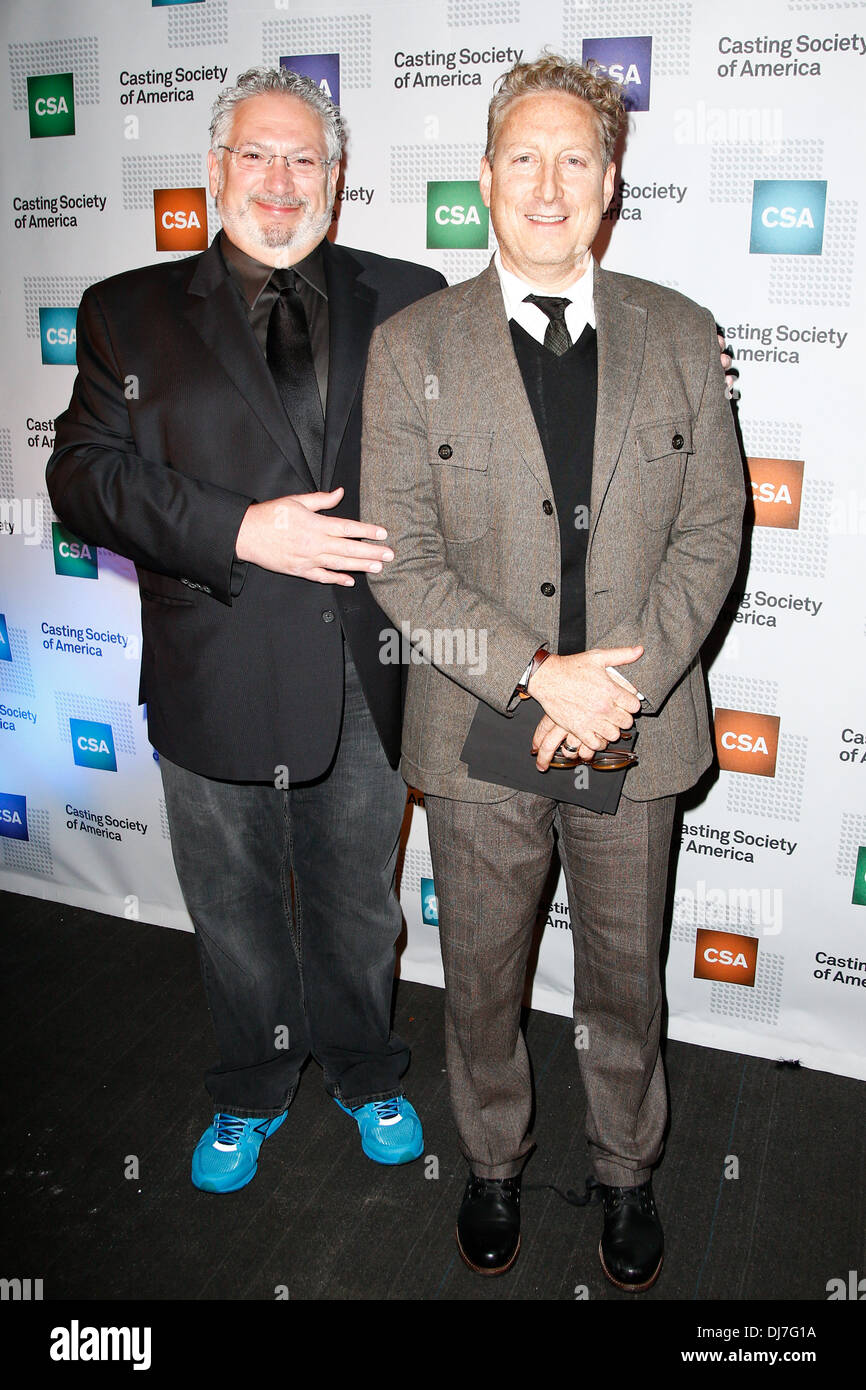 Schauspieler Harvey Fierstein (L) und Casting-Direktor Bernie Telsey teilnehmen die CSA 29th Annual Artios Awards-Zeremonie. Stockfoto