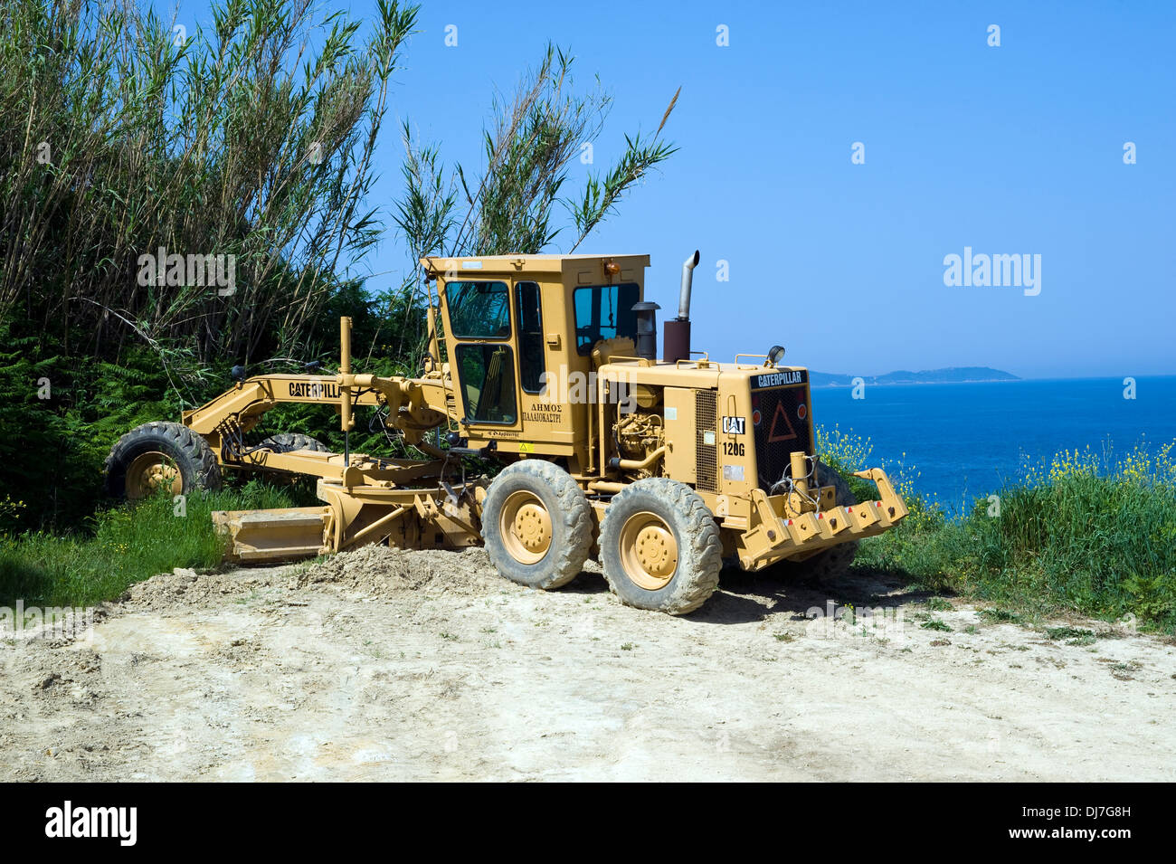 Caterpillar Erde bewegenden Maschine für das Planieren Straßen, Korfu, Griechenland. Stockfoto