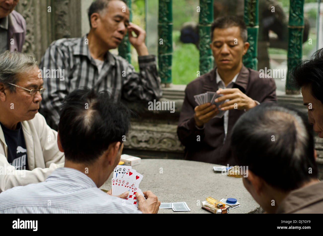 Chinesische Männer Spielkarten in Zumiao uralten Tempel, Foshan, China Stockfoto