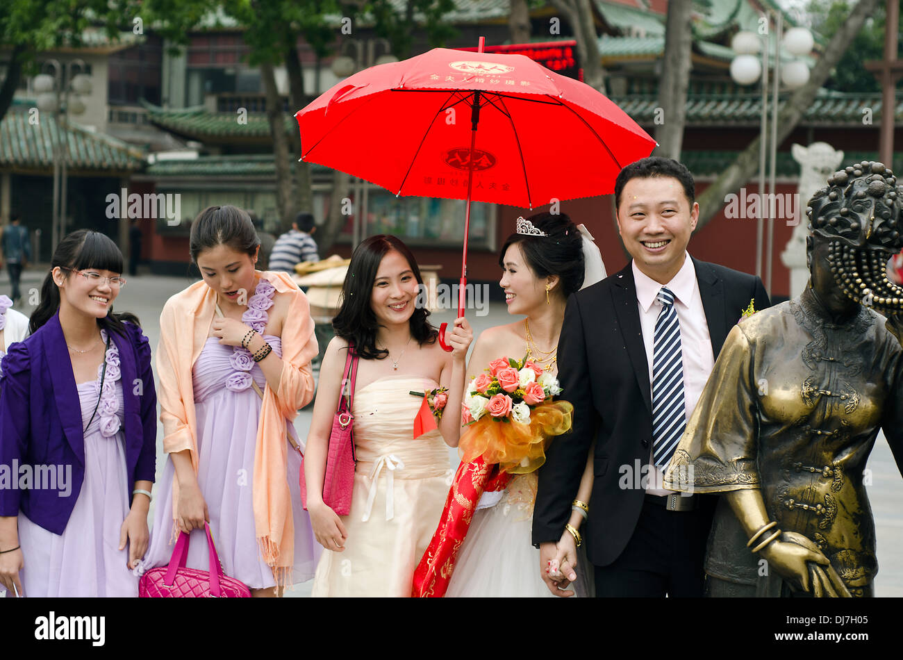 Chinesische Ehepaar posieren für Fotos in der Vorderseite Zumiao Tempel, Foshan, China Stockfoto