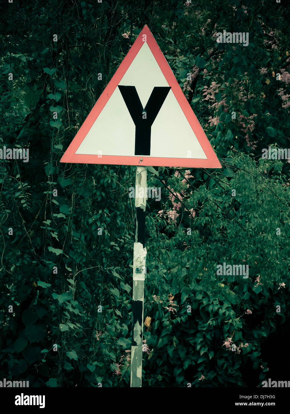 Straße Schild zeigt links & rechts Umleitungen voraus Stockfoto